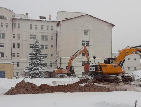 Подрядчик нового корпуса детской больницы сообщил о факторах, тормозящих работу
