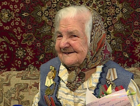 98-летяя блокадница Анна Костомарова принимает поздравления