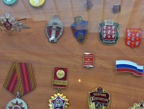 Старшеклассник из Козельска устроил выставку медалей и значков