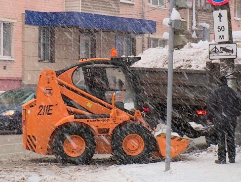 140 дорожных рабочих вывели на борьбу со снегом