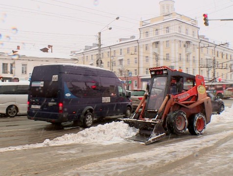 155 рабочих убирают снег с улиц Калуги