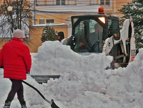 Дополнительную технику и людей привлекут для расчистки Калуги от снега