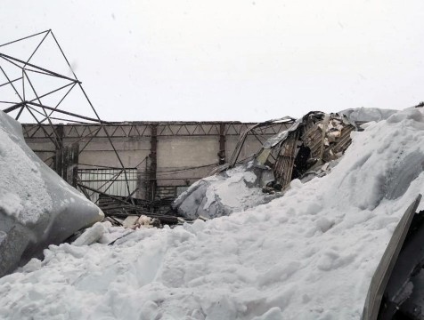 Кровля автосервиса обрушилась от большого количества снега в Людинове