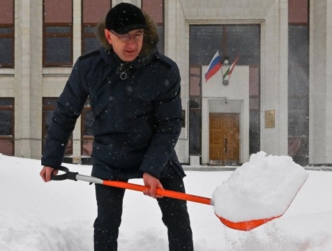 Шапша личным примером показал, как справиться с последствиями снегопада