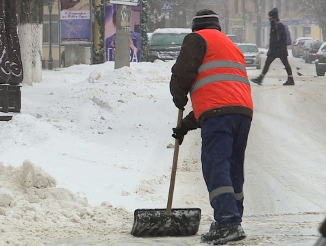 Коммунальные службы продолжают расчищать Калугу от снега