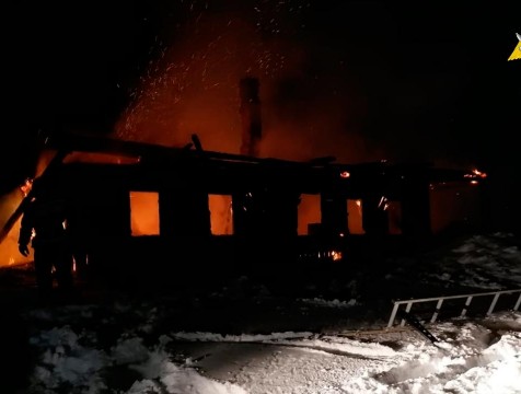 Двое жителей Дзержинского района погибли на пожаре