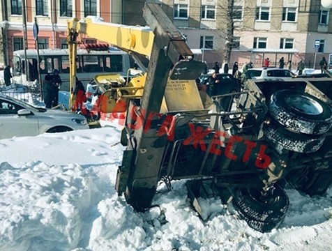 Автовышка перевернулась в центре Калуги