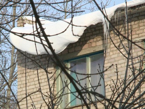 МЧС сообщило о трех случаях обрушения снега на припаркованные авто