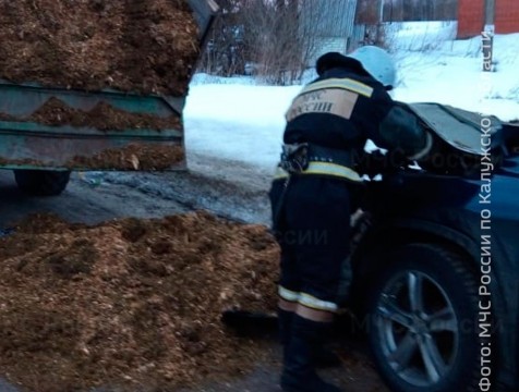 Lexus влетел под грузовик с навозом