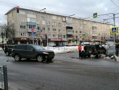 Два внедорожника столкнулись в центре Калуги