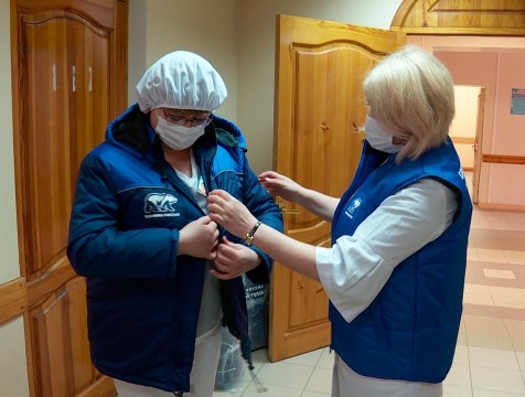 Депутаты вручили медикам облбольницы комплекты теплой одежды