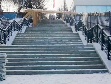 Лестницу возле музея истории космонавтики готовят к открытию