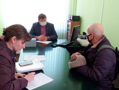 Жители Кондрова пожаловались на проблемы с вывозом мусора и дороги