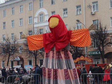 Широкую Масленицу в Калуге отметили с блинами и забавами