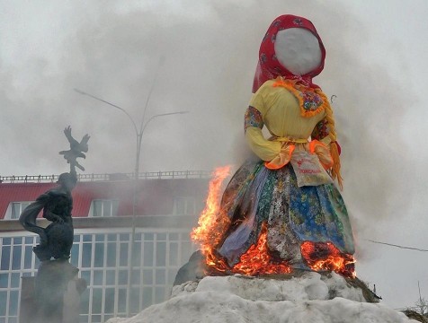 Малоярославчане простились с зимой и попросили друг у друга прощение