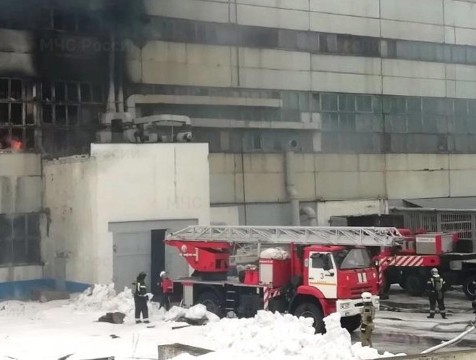 У загоревшегося здания КАДВИ обрушилась крыша