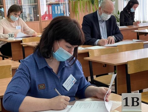 Родители будущих выпускников сдали ЕГЭ по русскому языку