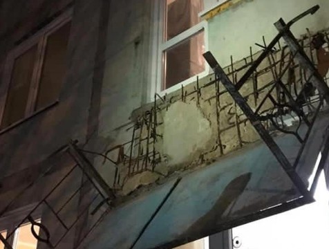 Три человека пострадали при обрушении балкона в Балабанове