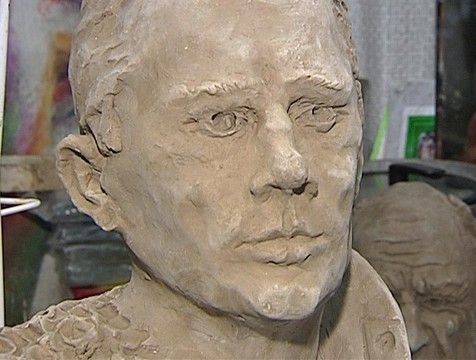 Скульптор создал образ Гагарина без привычной улыбки