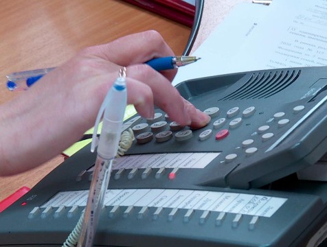 Тротуар в центре Калуги провалился из-за утечки на сетях