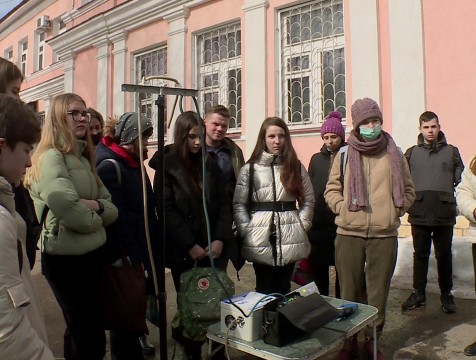 Школьники побывали с экскурсией в экологической лаборатории