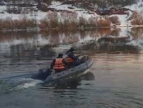 Человека со льдины сняли калужские спасатели