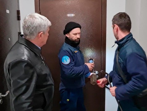 Спасатели вызволили 94-летнюю женщину из закрытой квартиры