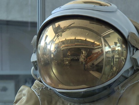 Студентам предложили побороться за право примерить настоящий скафандр