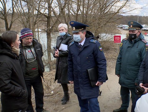 Прокурор региона встретился с жителями отрезанной паводком деревни