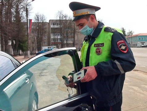 Более 2 тысяч водителей оштрафовали в этом году за неправильную тонировку