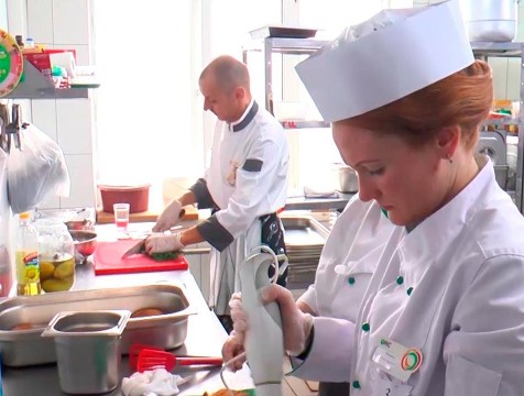 Кулинары соревнуются в изготовлении фирменного торта «Калуга»
