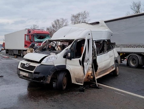 В столкновении фуры и микроавтобуса в Боровском районе погиб человек