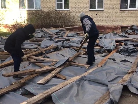 Временную крышу сдуло ветром с кровли калужской многоэтажки