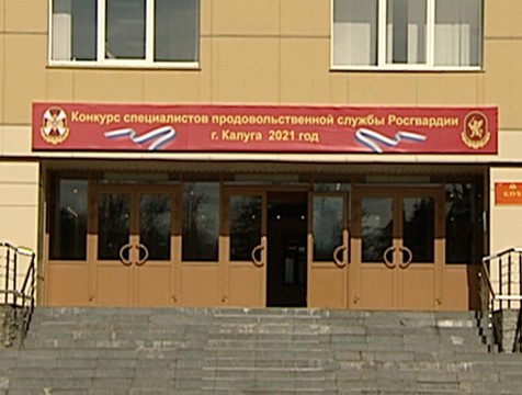Армейские повара и пекари соревнуются в мастерстве и огневой подготовке