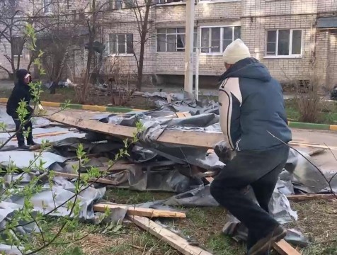 После ЧП с унесенной крышей проверят все временные сооружения на кровлях домов