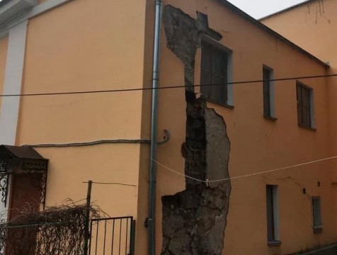 Фасад исторического здания обрушился в Калуге
