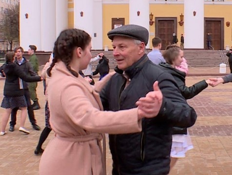 На Театральной площади калужане станцевали вальс Победы