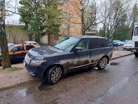Припаркованный у обнинской больницы внедорожник заблокировал проезд для «скорых»