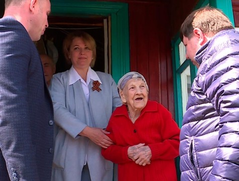Депутаты заксобрания приехали с подарками к ветеранам Дзержинского района