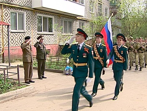 Парад у дома ветерана: росгвардейцы поздравили участников войны с Днем Победы