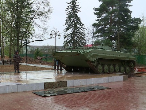 Экспозиция парка «Победы» в Ферзикове пополнилась БМП-1 и Т-80
