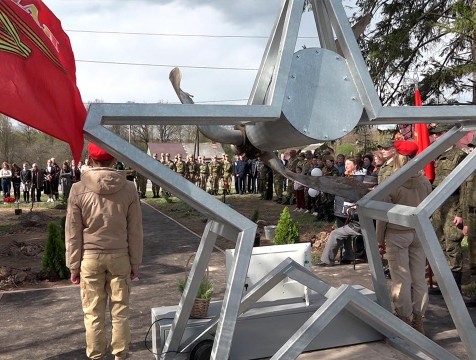 Памятник летчикам-героям Великой Отечественной открыли в Шумятине