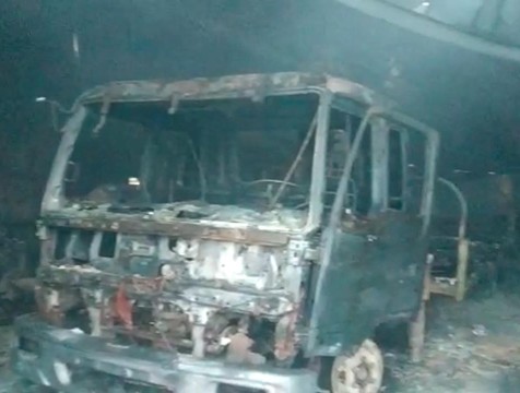 На окраине Калуги сгорел ангар с машинами