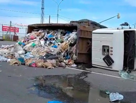 Мусоровоз перевернулся возле Балабанова