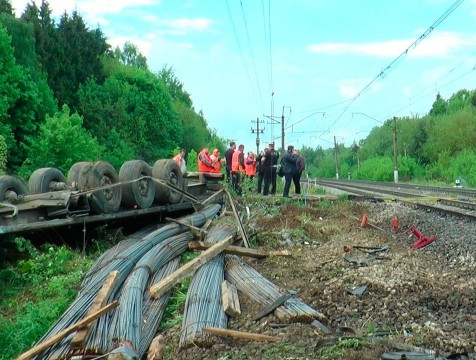 Грузовой поезд снес на переезде фуру с металлом