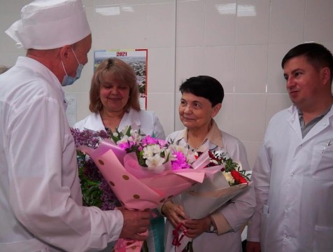 Терапевт из Людинова отметила 80-летие на рабочем месте