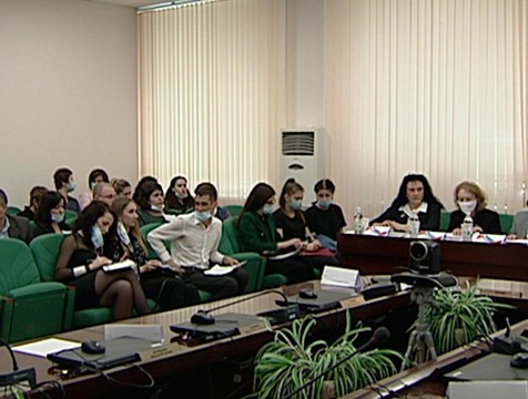 Члены молодежного избиркома состязались в парламентских дебатах