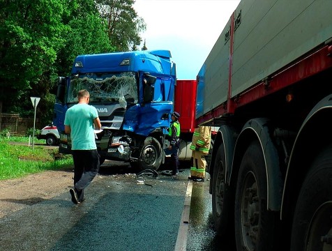 В ДТП с двумя грузовиками в Жуковском районе пострадал человек