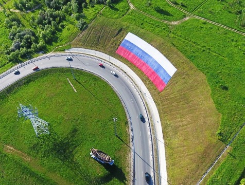 Дорожники развернули флаг России на обходе Калуги