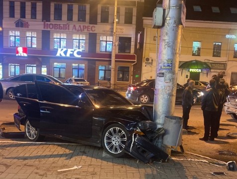 В результате массовой аварии в центре Калуги снесли паркомат